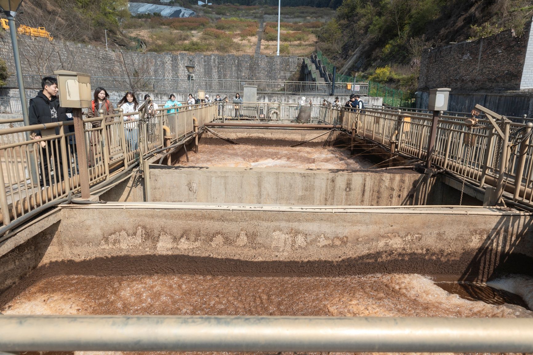 围栏里的建筑AI 生成的内容可能不正确。