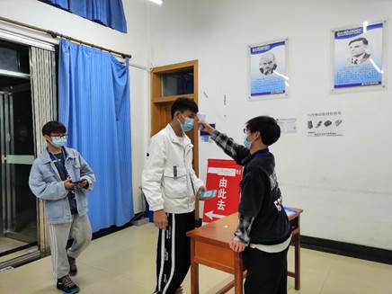 人们站在房间里 描述已自动生成