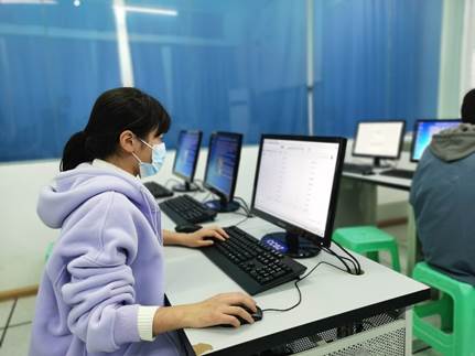 笔记本电脑前的人 描述已自动生成