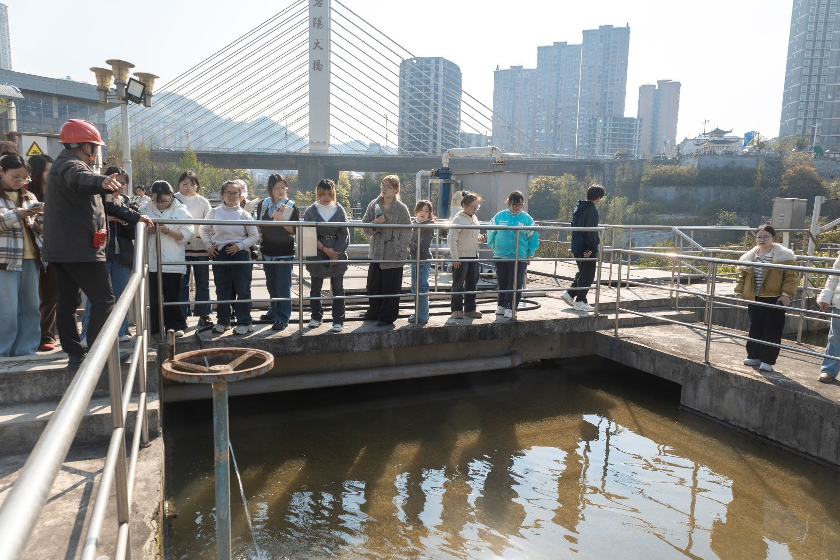 人们站在船上的桥AI 生成的内容可能不正确。