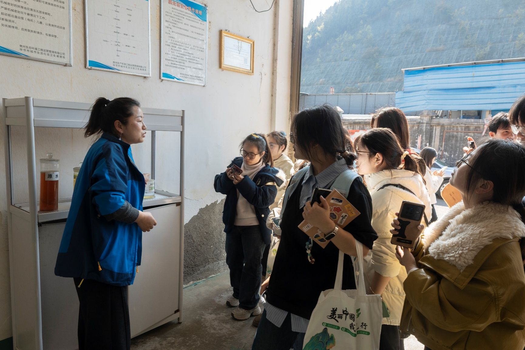 一群人站在墙边AI 生成的内容可能不正确。