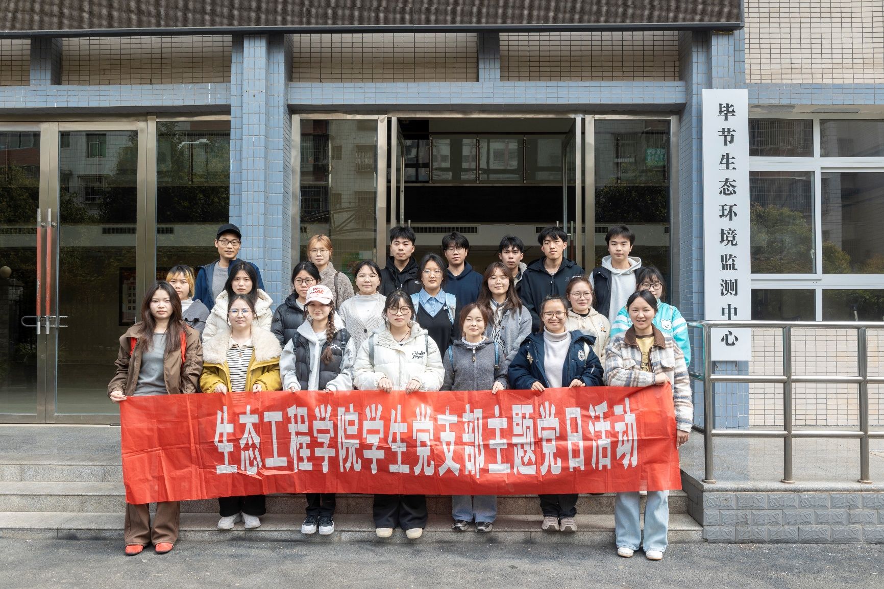 一群人站在街道上AI 生成的内容可能不正确。