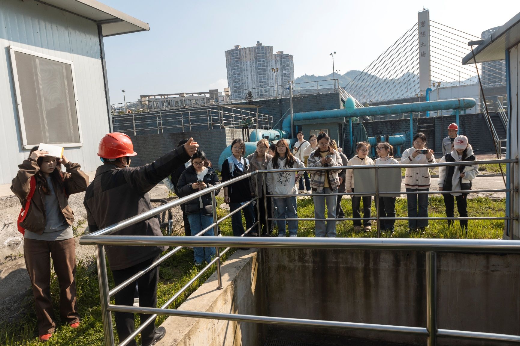 一群人站在围栏边AI 生成的内容可能不正确。
