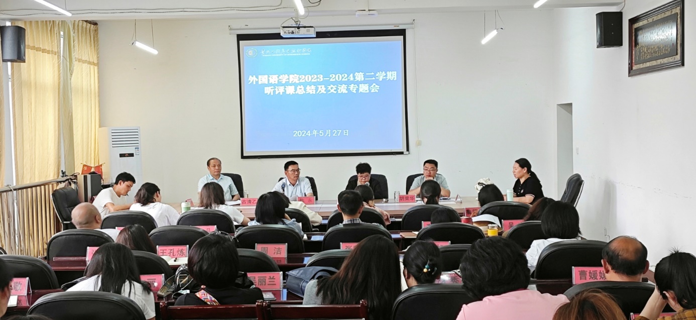 一群人坐在房间里中度可信度描述已自动生成