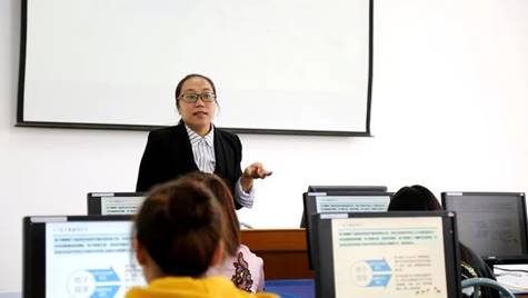贵州省职业技术能手张继燕老师在课堂上.jpg
