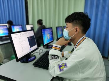 男人拿着笔记本电脑 中度可信度描述已自动生成