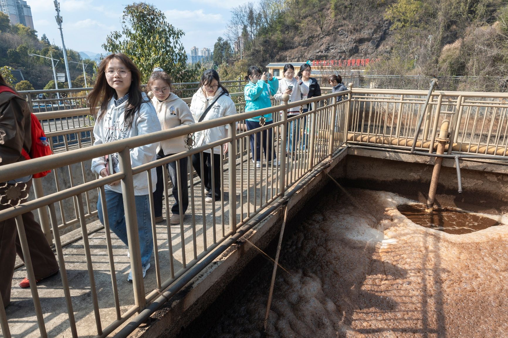 一群人站在桥边AI 生成的内容可能不正确。