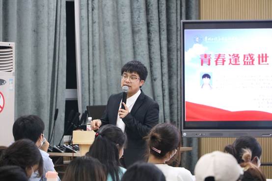 一群人在台上演讲描述已自动生成