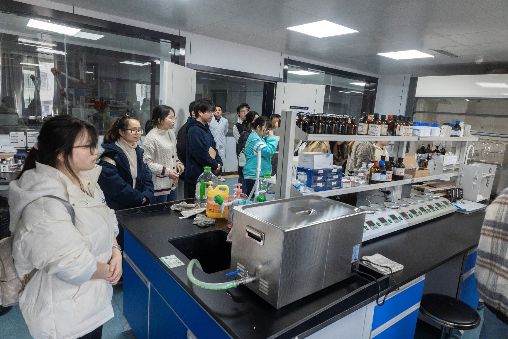 一群人在厨房里工作AI 生成的内容可能不正确。