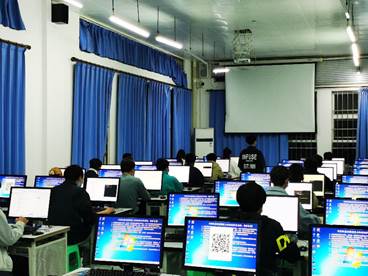 房间里有许多电脑 中度可信度描述已自动生成