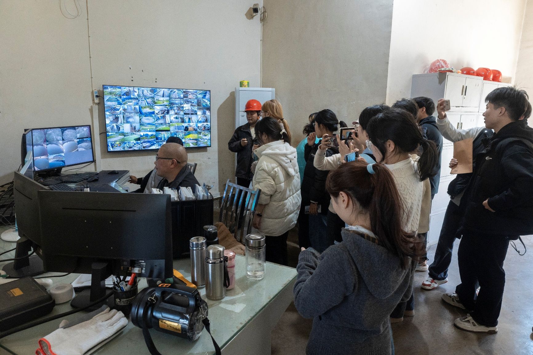 人们在看台上的人在房间里AI 生成的内容可能不正确。