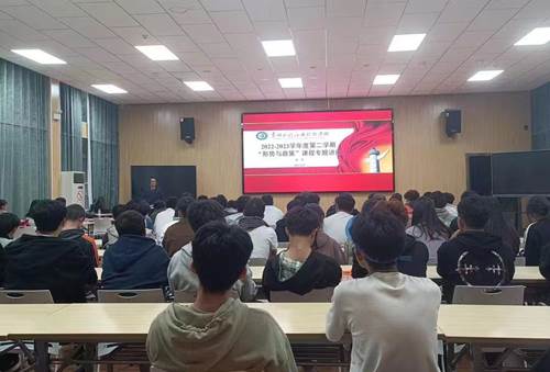 会议室里的人们 描述已自动生成