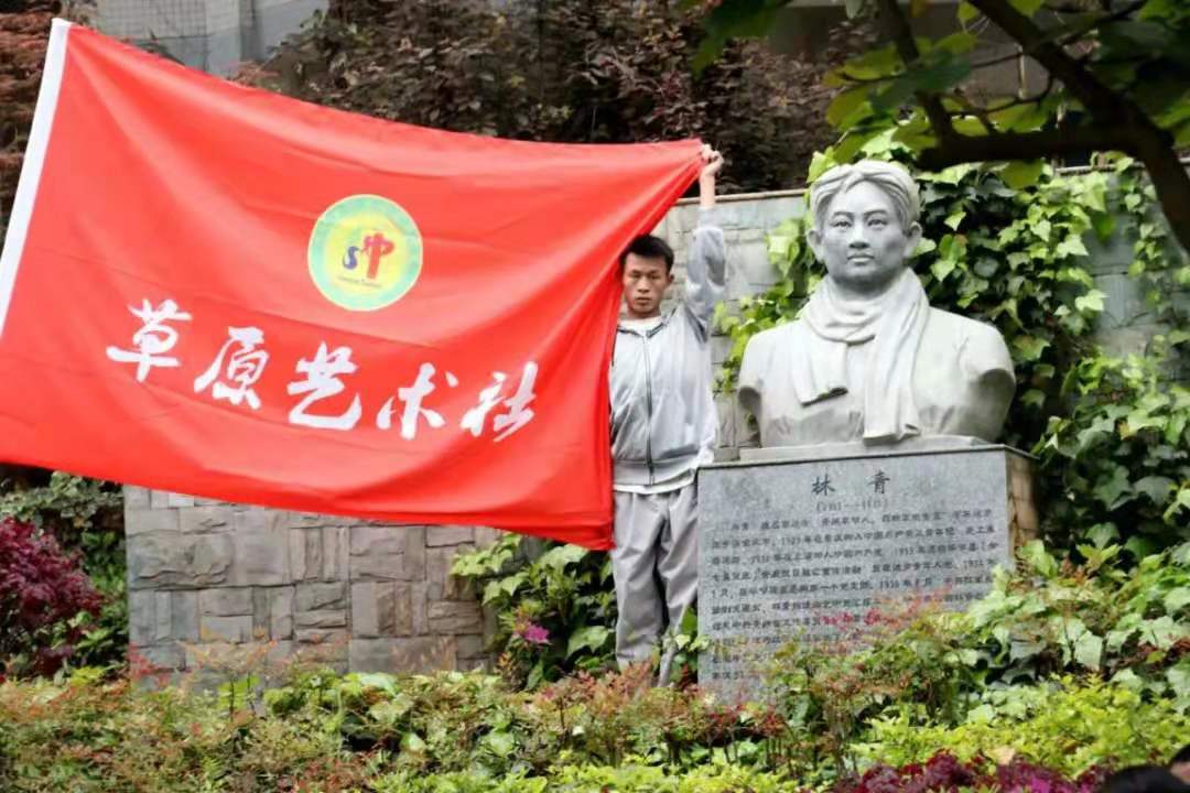 4月20日下午,我校举行了纪念林青烈士诞辰110周年诗歌朗诵会,同学们以