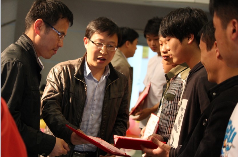 参会领导为获奖同学颁发荣誉证书