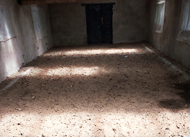 鸡场内部（已铺垫细沙和锯末）