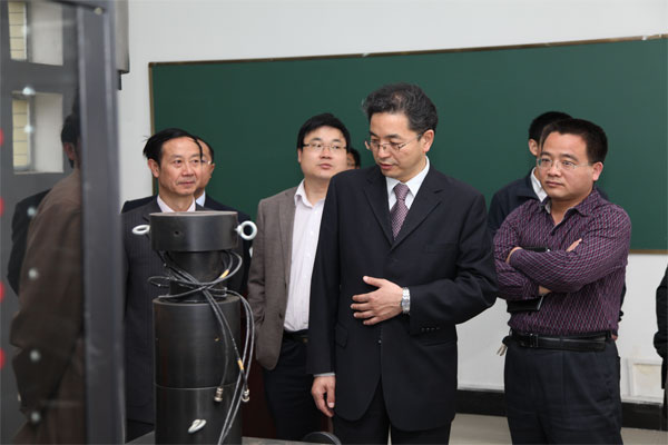 西安科技大学副校长李树刚一行参观实验室