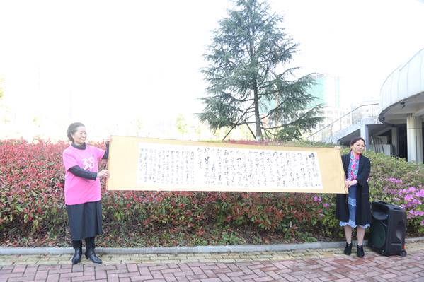 05七八级数学班校友朗诵并捐献“集句诗”书法长卷