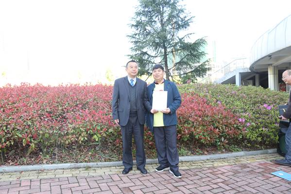 07杨保华副校长代表学校向七八级数学班校友颁发捐赠证书和收藏证书