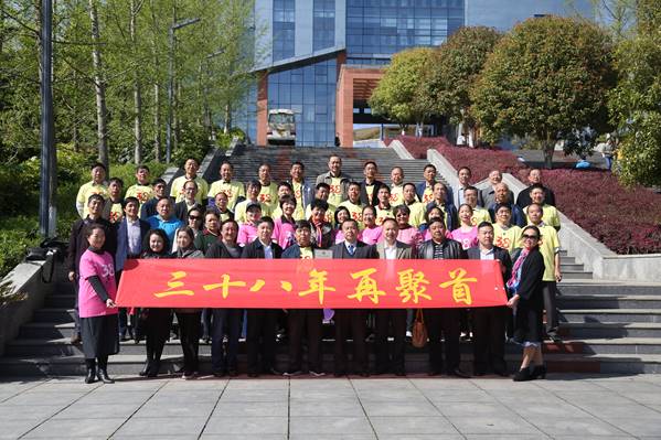 13七八级数学班校友与母校领导、老师合影2