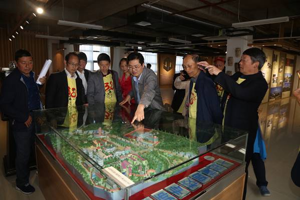 14七八级数学班校友参观校史馆