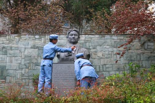 贵工程大学生赴毕节市烈士陵园开展清明祭扫活动
